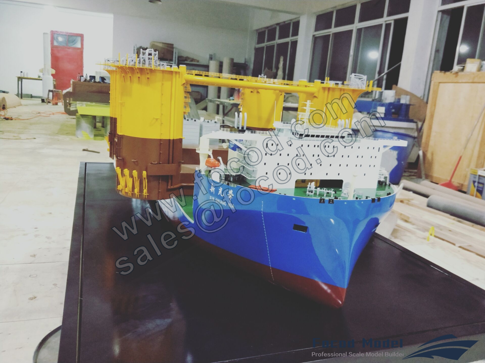 custom made model of Xin Guang Hua semi-submersible heavy lift vessel with cargo